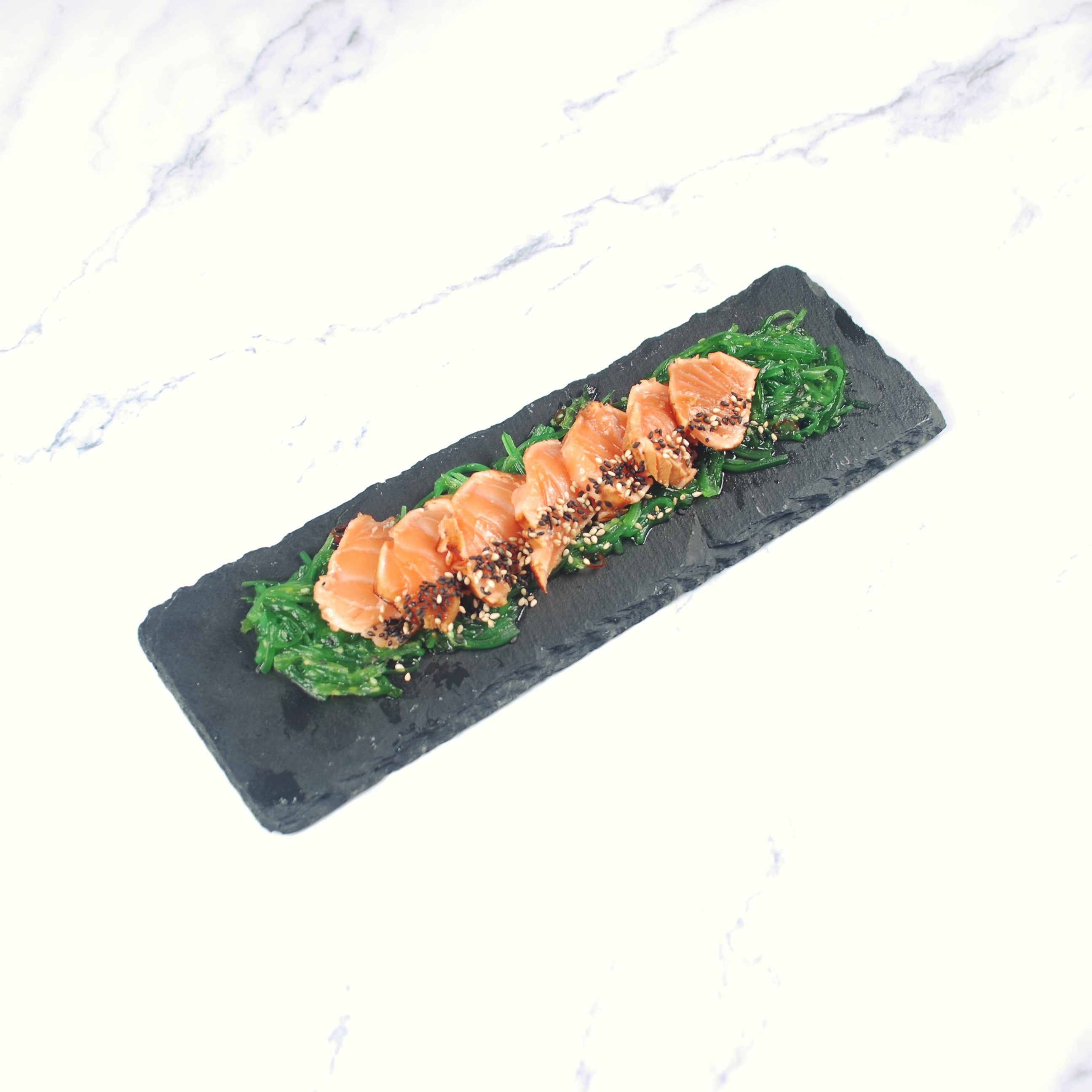 Tataki de salmón con wakame
