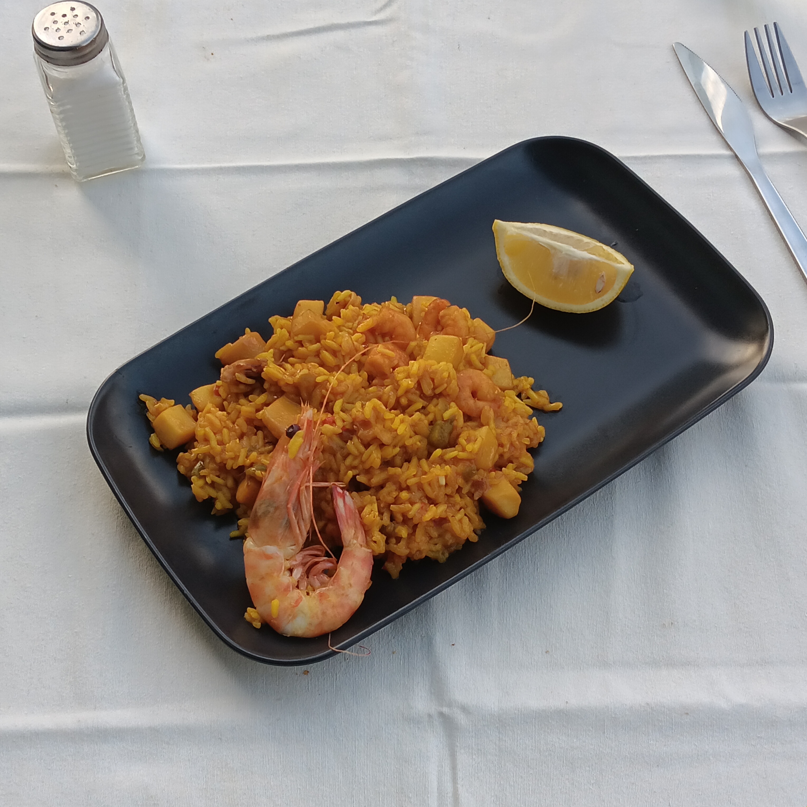 Paella de verduras y marisco