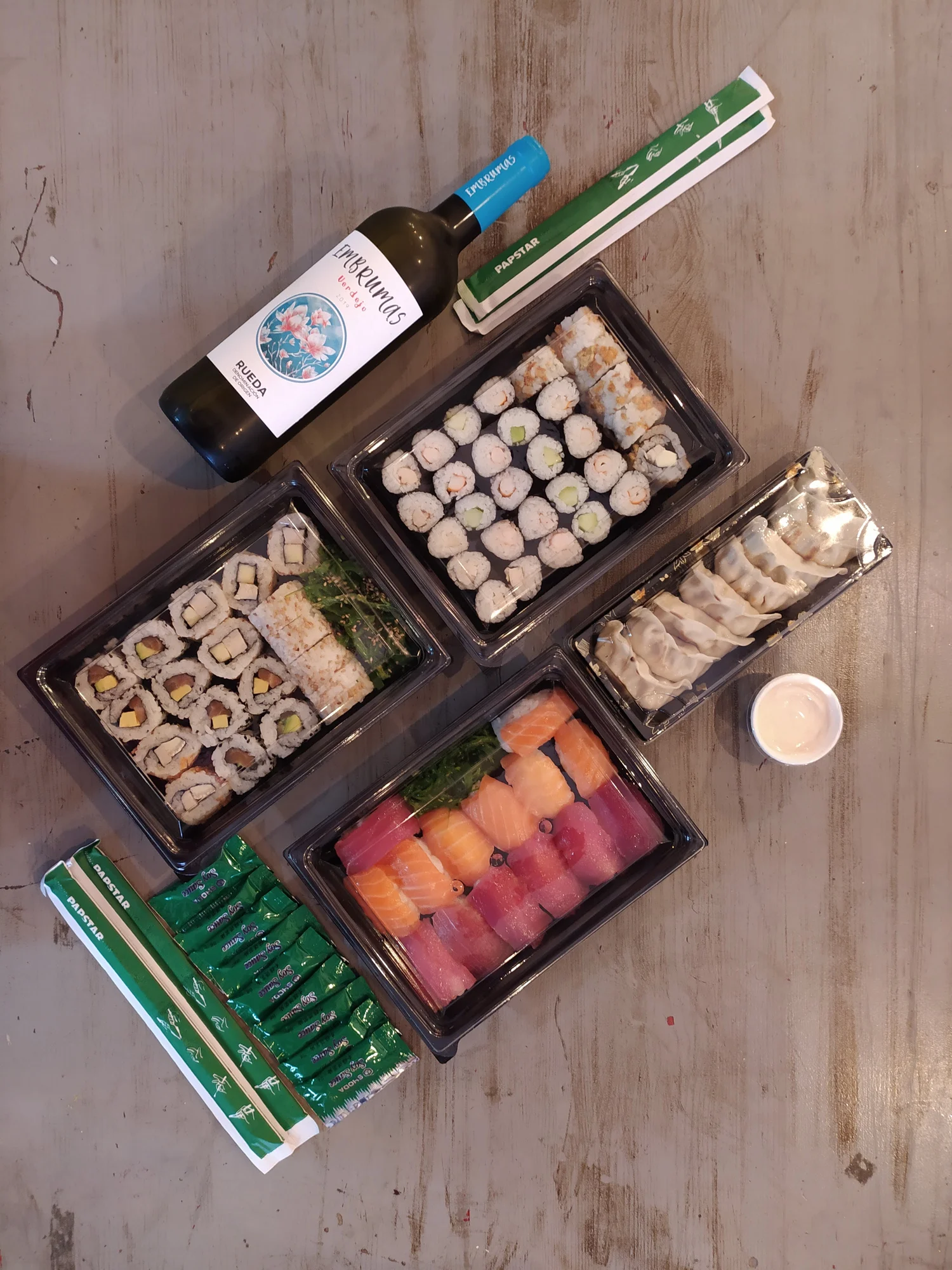bandejas de sushi en una mesa