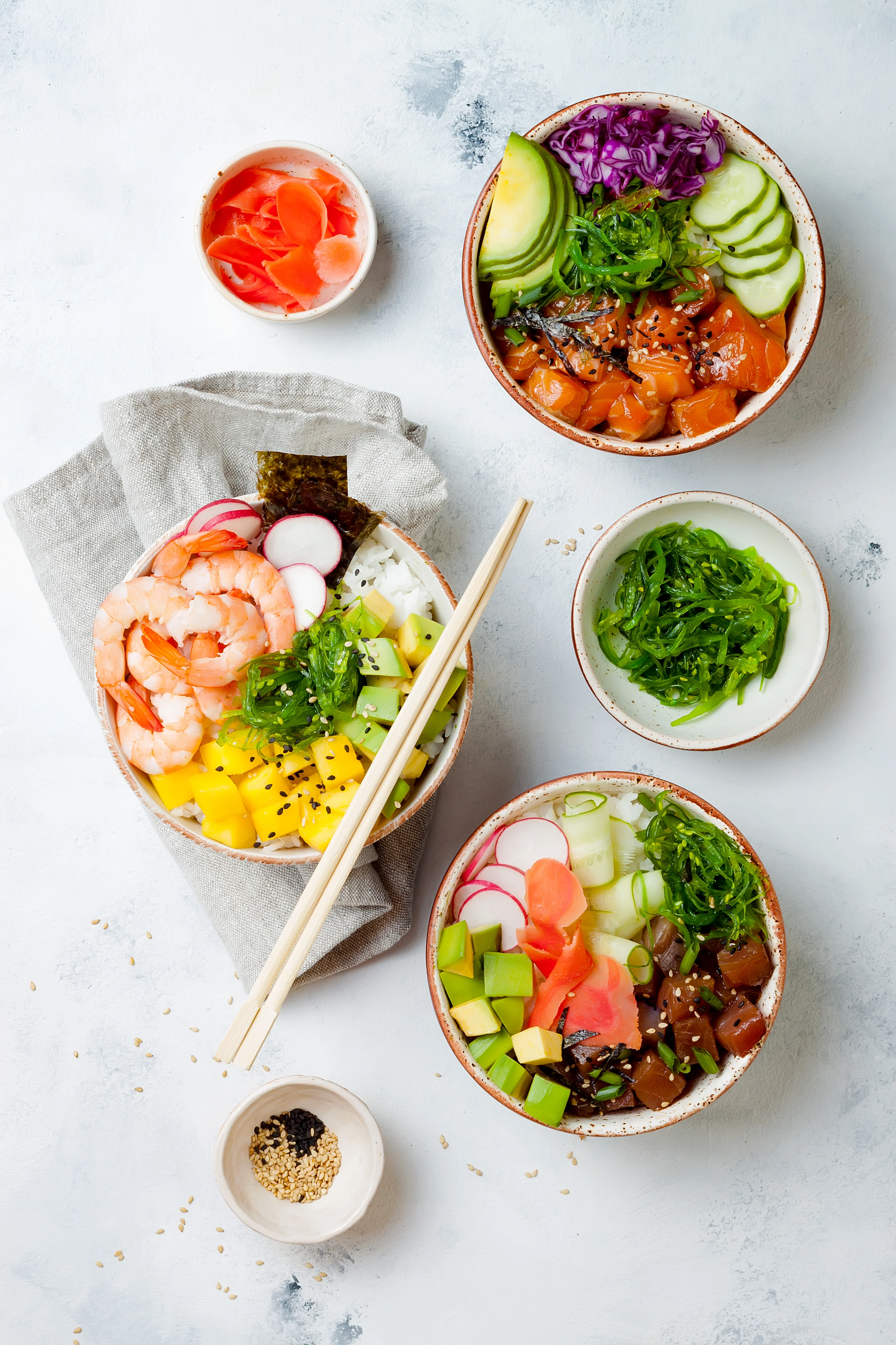 surtido de poke bowls